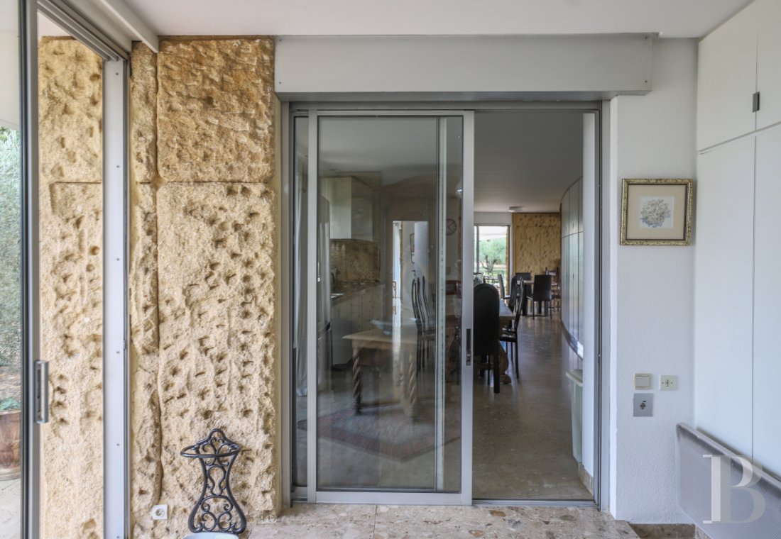 A villa designed and built by a Modernist architect in the heart of an arboreal estate close to Nîmes - photo  n°17